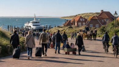 Autofreie Nordseeinsel mit Fähre, Fahrrädern und Pferdekutsche