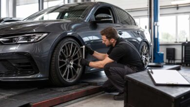 Kfz-Techniker prüft Radfreigängigkeit und Tieferlegung eines getunten Autos
