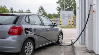 CNG-Auto mit Hochdruckkupplung an einer Erdgastankstelle