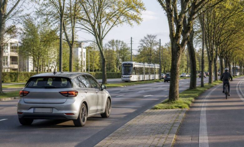 Kompaktwagen, Straßenbahn und Radfahrer im Stadtverkehr