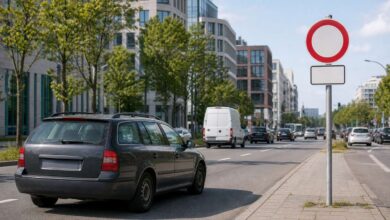 Älterer Diesel fährt auf ein städtisches Durchfahrtsverbot mit leerem Zusatzschild zu