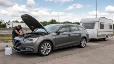 Diesel-Kombi mit Wohnwagen wird auf einem Autobahnparkplatz geprüft