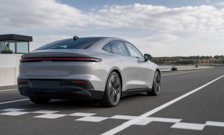 Elektroauto beschleunigt auf einer abgesperrten Teststrecke