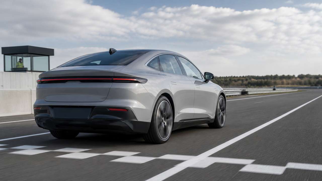 Elektroauto beschleunigt auf einer abgesperrten Teststrecke