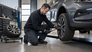 Kfz-Techniker zieht beim Reifenwechsel ein Rad mit dem Drehmomentschlüssel an