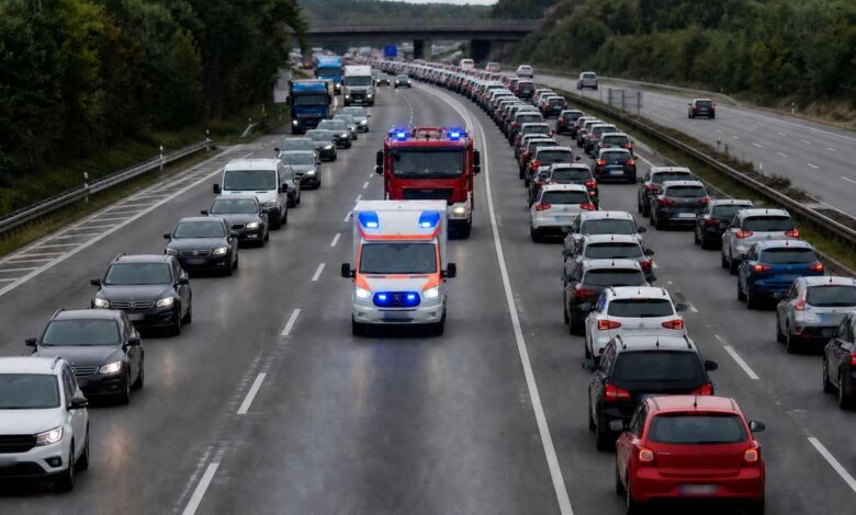 Rettungswagen und Feuerwehr fahren durch eine gebildete Rettungsgasse