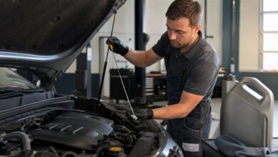 Kfz-Techniker prüft den Motorölstand für einen sparsamen Motorbetrieb