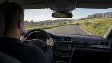 Autofahrer hält auf einer Landstraße gleichmäßiges Tempo und sicheren Abstand