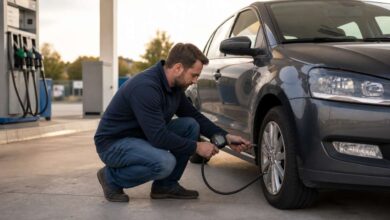 Autofahrer prüft den Reifendruck an einer Tankstelle