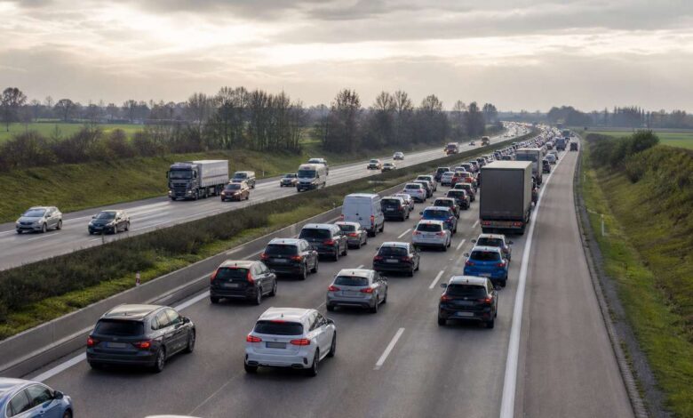 Stau auf der A1 mit Autos und Lastwagen auf einer deutschen Autobahn