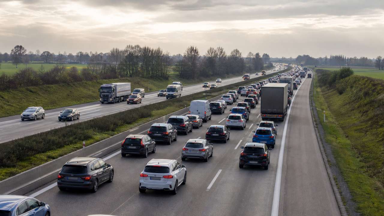 Stau auf der A1 mit Autos und Lastwagen auf einer deutschen Autobahn