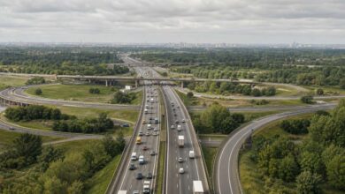 Dichter Verkehr an einem Autobahnkreuz als Symbol für den Staumelder A10