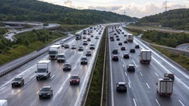 Dichter Verkehr auf der A3 mit Autos und Lastwagen auf nasser deutscher Autobahn