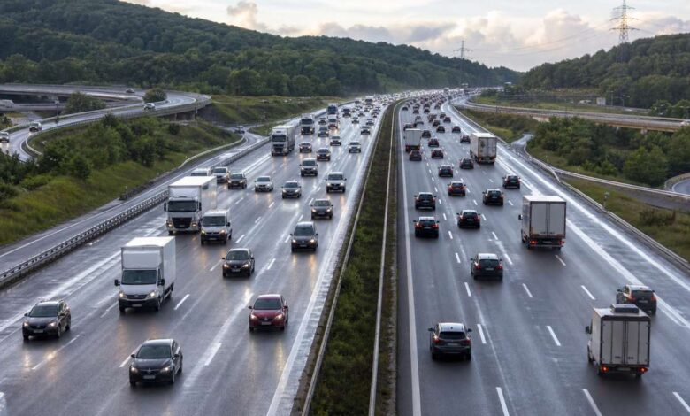 Dichter Verkehr auf der A3 mit Autos und Lastwagen auf nasser deutscher Autobahn
