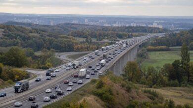 Dichter Auto- und Lkw-Verkehr auf einer Autobahnbrücke als Motiv für den Staumelder A4