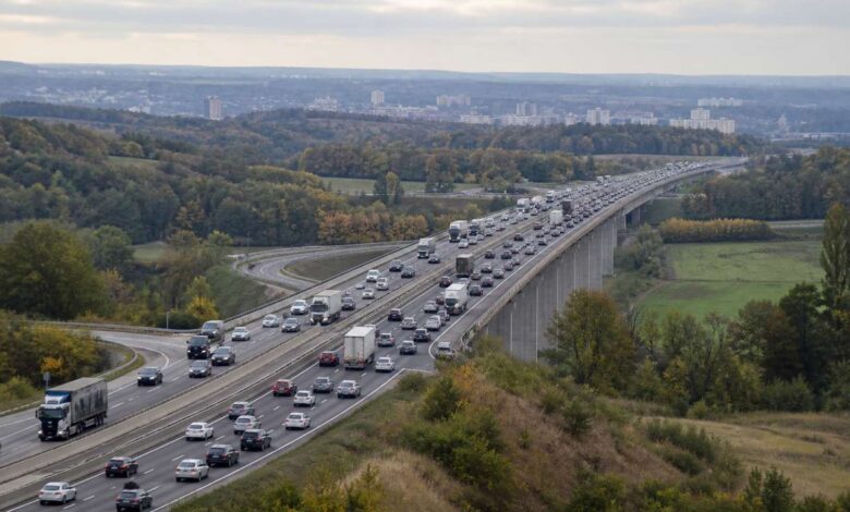 Dichter Auto- und Lkw-Verkehr auf einer Autobahnbrücke als Motiv für den Staumelder A4