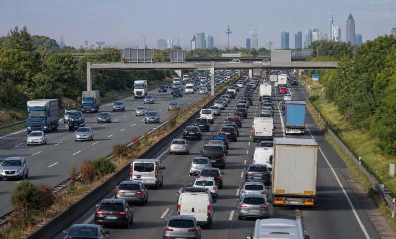 Dichter Auto- und Lkw-Verkehr auf der A5 mit Frankfurter Skyline im Hintergrund