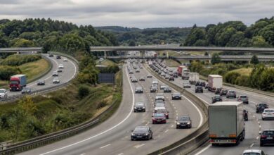 Dichter Verkehr auf einer deutschen Autobahn als Symbol für den Staumelder A6