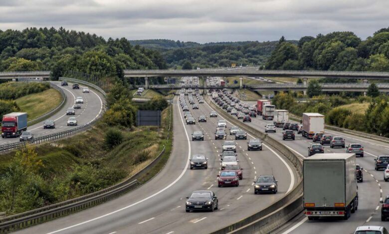 Dichter Verkehr auf einer deutschen Autobahn als Symbol für den Staumelder A6