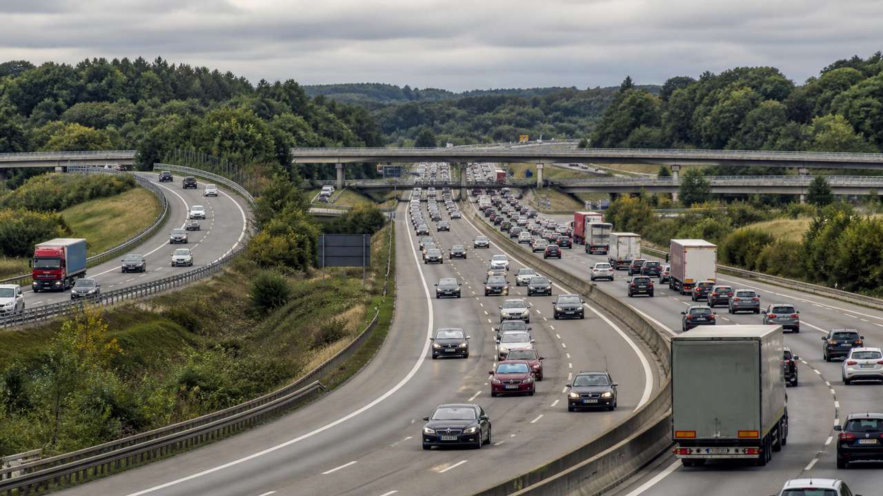 Dichter Verkehr auf einer deutschen Autobahn als Symbol für den Staumelder A6