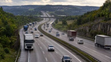 Dichter Verkehr auf einer hügeligen deutschen Autobahn als Symbol für den Staumelder A8