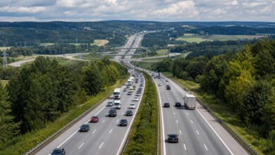 Dichter Verkehr auf einer deutschen Autobahn als Symbol für den Staumelder A9