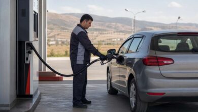 Tanken in Aserbaidschan: Tankwart betankt einen Mietwagen