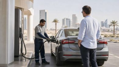 Tanken in Bahrain: Tankwart betankt einen Mietwagen