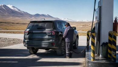 Tanken in Bolivien: Tankwart betankt einen Geländewagen im Altiplano