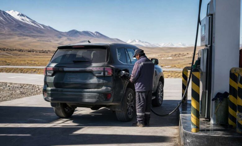 Tanken in Bolivien: Tankwart betankt einen Geländewagen im Altiplano