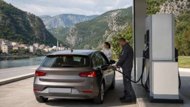 Tanken in Bosnien: Tankwart betankt ein Auto in einem Flusstal