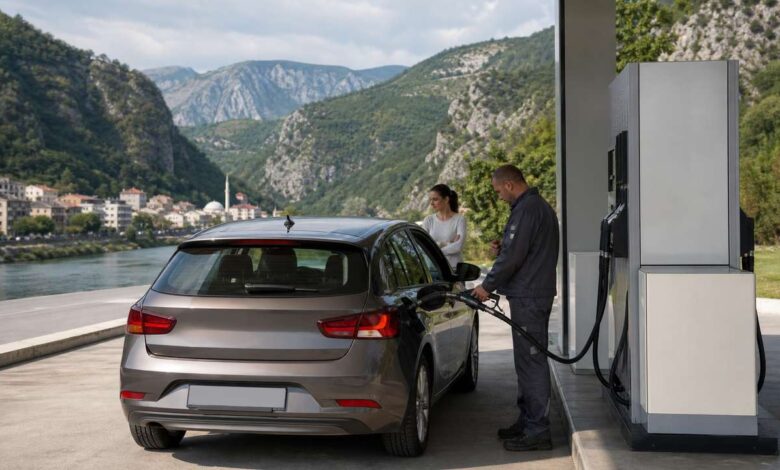 Tanken in Bosnien: Tankwart betankt ein Auto in einem Flusstal