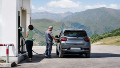 Tanken in Georgien: Tankwart betankt einen Mietwagen im Kaukasus