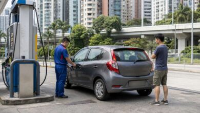 Tanken in Hongkong: Mietwagen mit Tankwart an einer Stadtstation