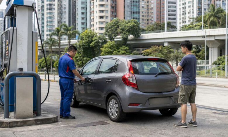 Tanken in Hongkong: Mietwagen mit Tankwart an einer Stadtstation