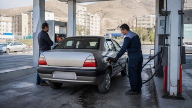 Tanken im Iran: örtlicher Tankwart betankt ein Auto an einer unbeschrifteten Stadtstation