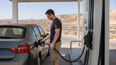 Tanken in Israel: Reisender betankt einen Mietwagen im Negev