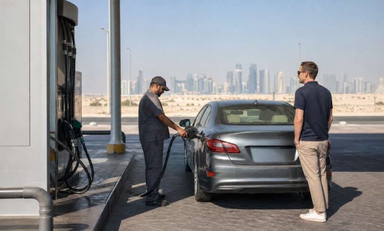 Tankwart betankt einen Mietwagen an einer modernen Tankstelle nahe Doha in Katar