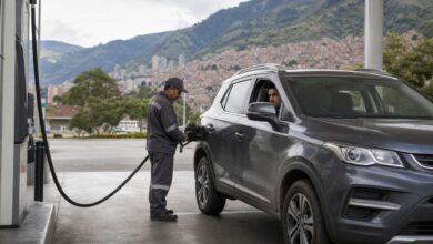 Tanken in Kolumbien: Tankwart betankt einen Mietwagen im Andenraum