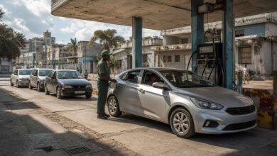 Tanken in Kuba: Mietwagen wartet mit weiteren Autos an einer städtischen Tankstelle