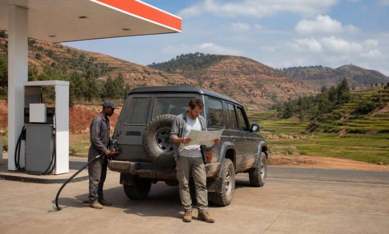 Geländewagen beim Tanken an einer Tankstelle im Hochland von Madagaskar