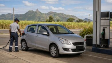 Tankwart betankt einen Mietwagen auf Mauritius