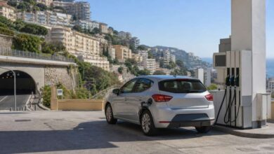 Kleinwagen beim Tanken an einer Stadttankstelle in Monaco