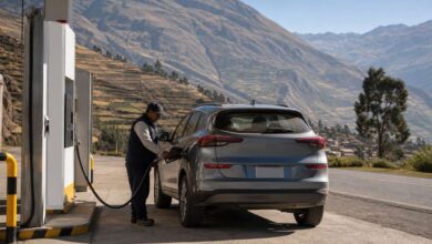 Tanken in Peru: Tankwart betankt einen Mietwagen in den Anden