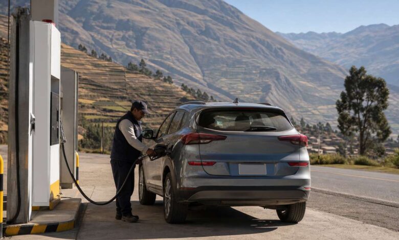 Tanken in Peru: Tankwart betankt einen Mietwagen in den Anden