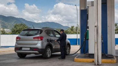 Tanken in Venezuela: Tankwart betankt ein Auto an einer Stadtstation