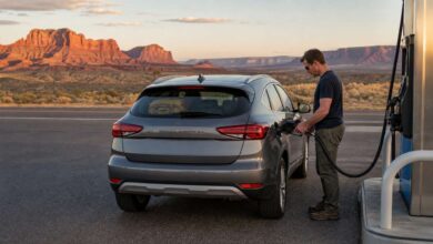 Mietwagen beim Tanken auf einem USA-Roadtrip