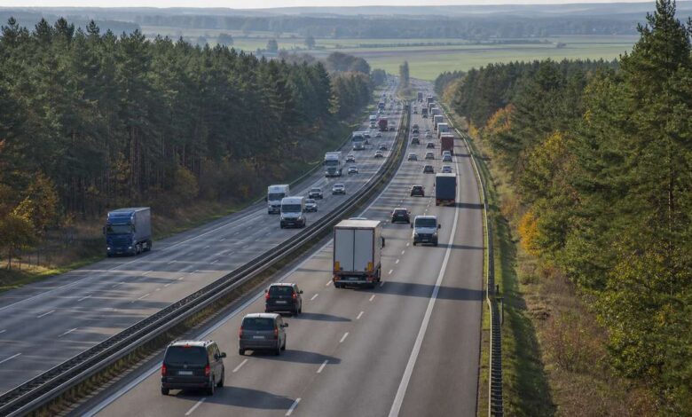 Verkehr auf einer Waldautobahn als Symbol für den Staumelder A11