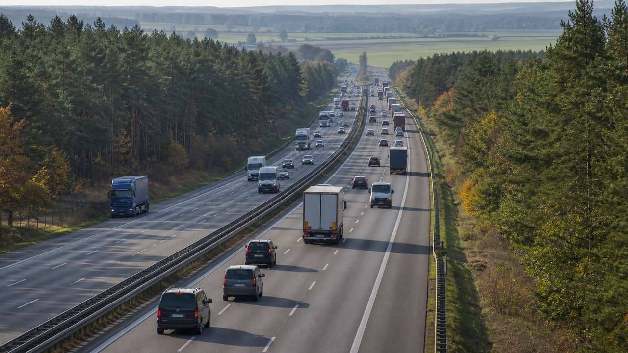 Verkehr auf einer Waldautobahn als Symbol für den Staumelder A11