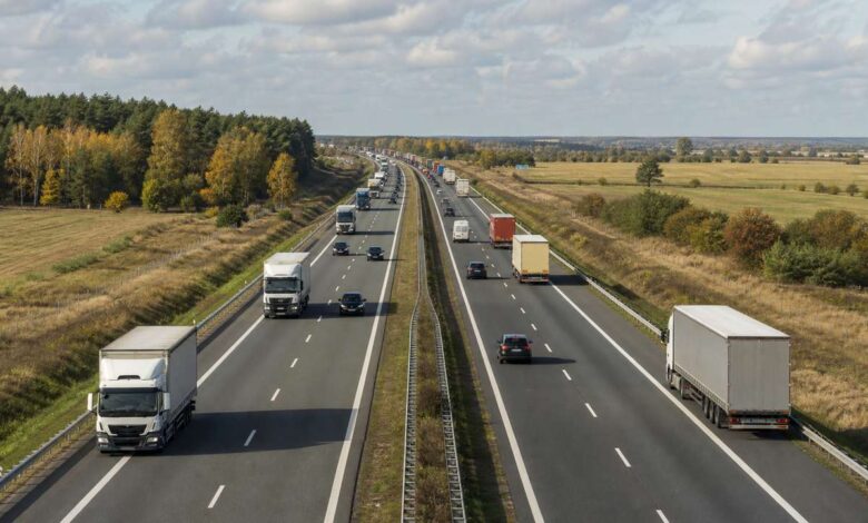 Dichter Lkw- und Pkw-Verkehr als Symbol für den Staumelder A12